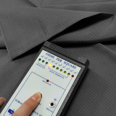 أسود 4mm الشبكة 33% القطن 2% الألياف الكربونية النسيج TC Antistatic للملابس العاملة ESD