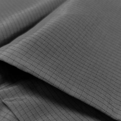 أسود 4mm الشبكة 33% القطن 2% الألياف الكربونية النسيج TC Antistatic للملابس العاملة ESD